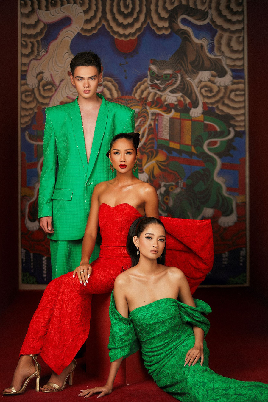 Gu thời trang rực rỡ sắc màu của team H'Hen Niê trong bộ ảnh mừng xuân Nhâm Dần. Ngay cả trước khi sân chơi dành cho các người mẫu trẻ kết thúc, nàng hậu người Ê đê vẫn luôn là mentor năng động nhất trong việc tổ chức nhiều buổi chụp ảnh cho team, hỗ trợ và nâng đỡ các học trò của mình ngoài khuôn khổ vai trò huấn luyện viên.