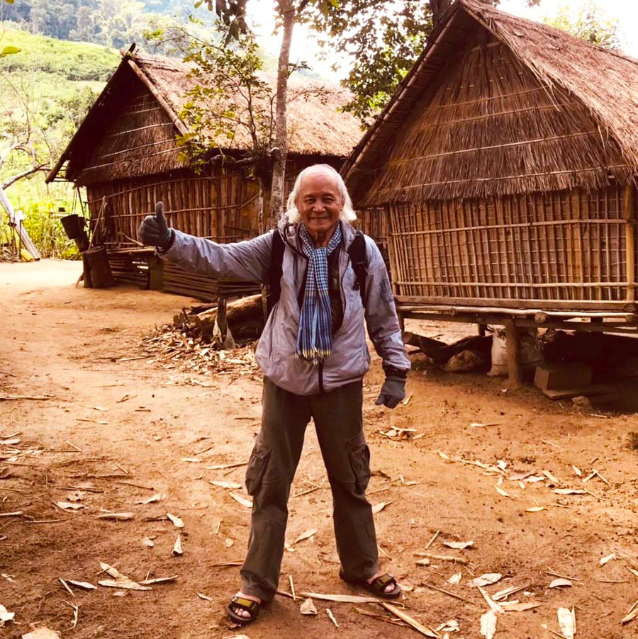 Nghệ sĩ Nhiếp ảnh Nhất Hạnh tích cực về các buôn làng tìm đề tài sáng tác (ảnh nhân vật cung cấp).