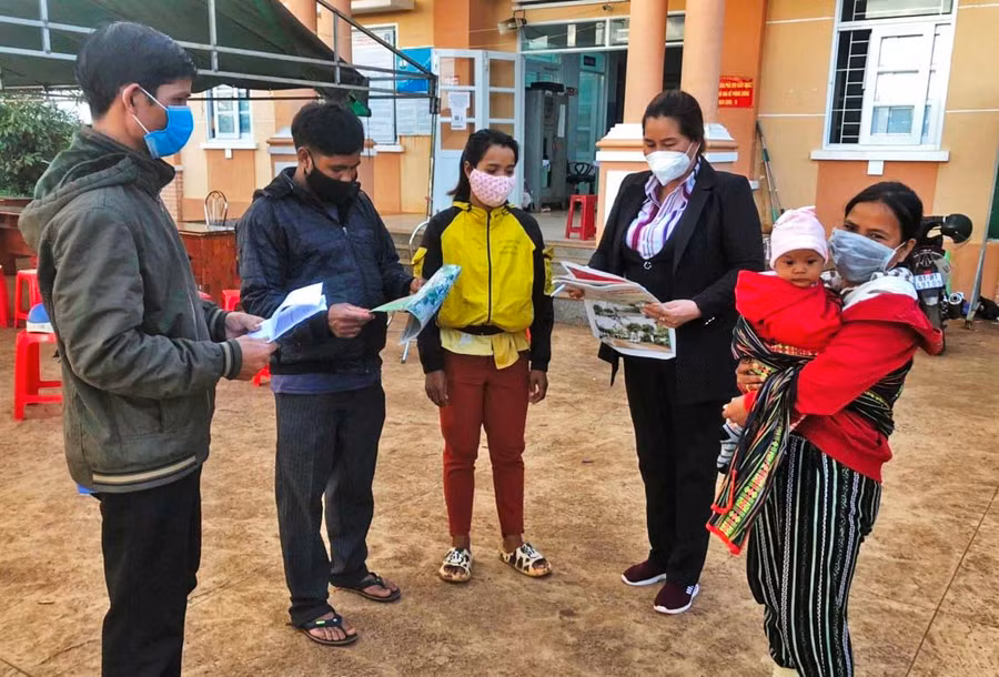 Cán bộ xã Ia Sao (huyện Ia Grai) tuyên truyền người dân thực hiện chính sách dân số, kế hoạch hóa gia đình. Ảnh: Hà Tây