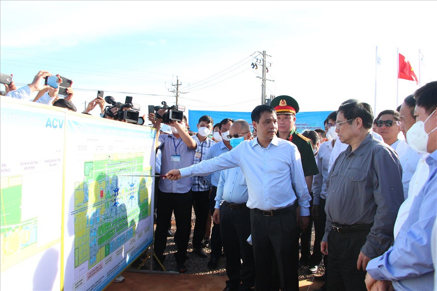 Thủ tướng Phạm Minh Chính lắng nghe báo cáo tiến độ triển khai dự án sân bay Long Thành. Ảnh: Hà Anh Chiến