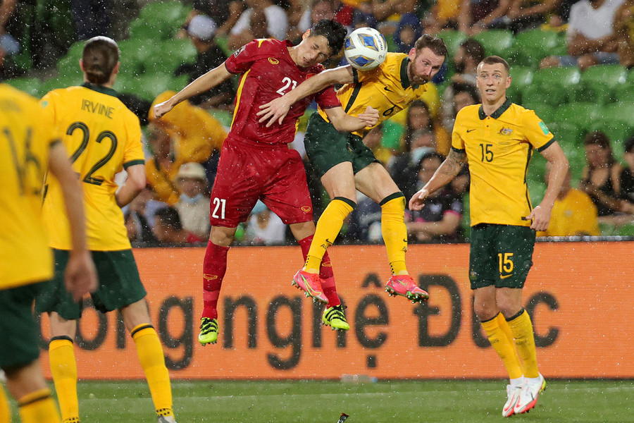 Đình Trọng bật cao đánh đầu trong trận gặp tuyển Úc tại vòng loại World Cup 2022. Ảnh: AFP