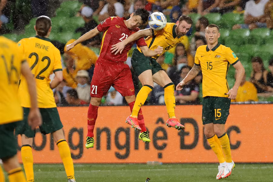 Đình Trọng bật cao đánh đầu trong trận gặp tuyển Úc tại vòng loại World Cup 2022. Ảnh: AFP