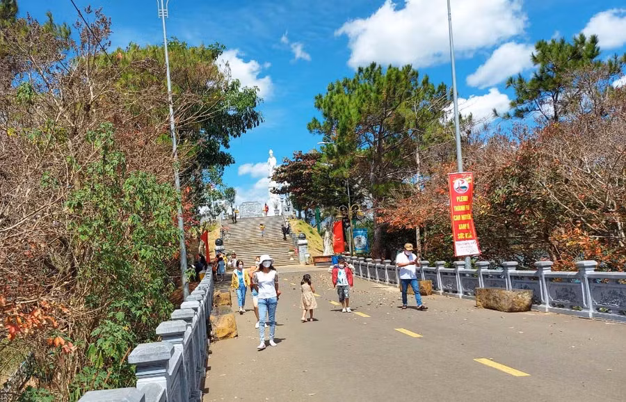  Du khách đến tham quan thắng cảnh Biển Hồ. Ảnh: Hoành Sơn