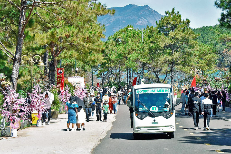 Thắng cảnh Biển Hồ cũng là điểm hút khách trong sáng Mùng 2 Tết. Ảnh: Đức Thụy