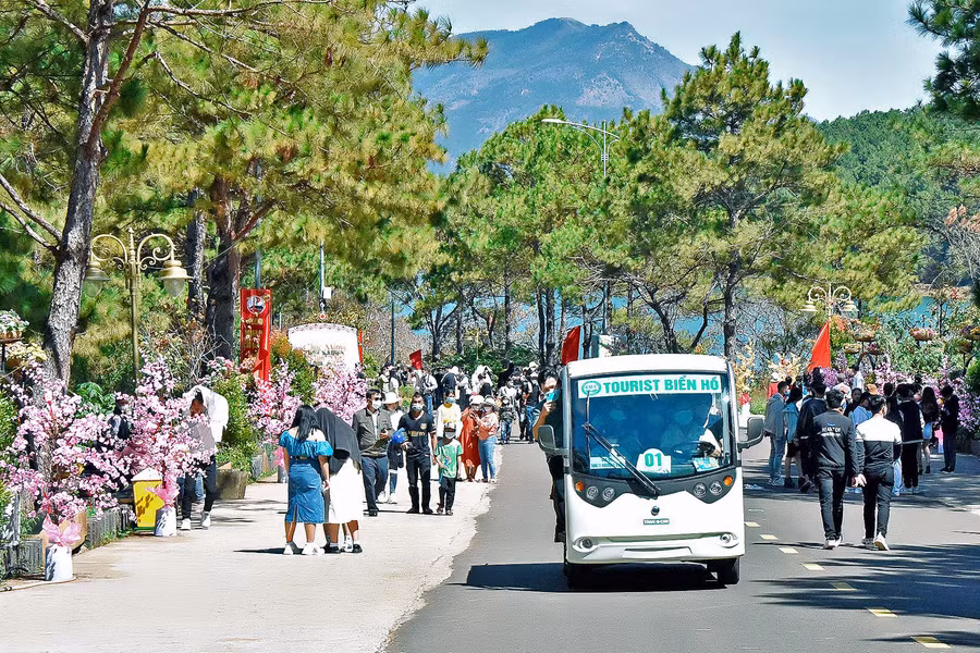 Thắng cảnh Biển Hồ cũng là điểm hút khách trong sáng Mùng 2 Tết. Ảnh: Đức Thụy