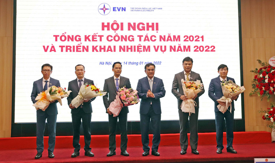 Ông Dương Quang Thành-Chủ tịch Hội đồng thành viên EVN vinh danh 5 đơn vị có thành tích nổi bật nhất trong Tập đoàn Điện lực Việt Nam năm 2021. Giám đốc Công ty Đoàn Tiến Cường (thứ 3 từ trái sang) đại diện cho người lao động Công ty đón nhận hoa chúc mừng.