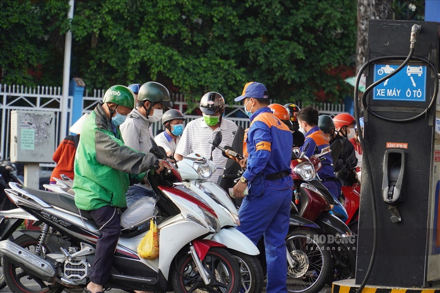 Cứ mỗi 100 đồng đổ xăng, người dân đang 