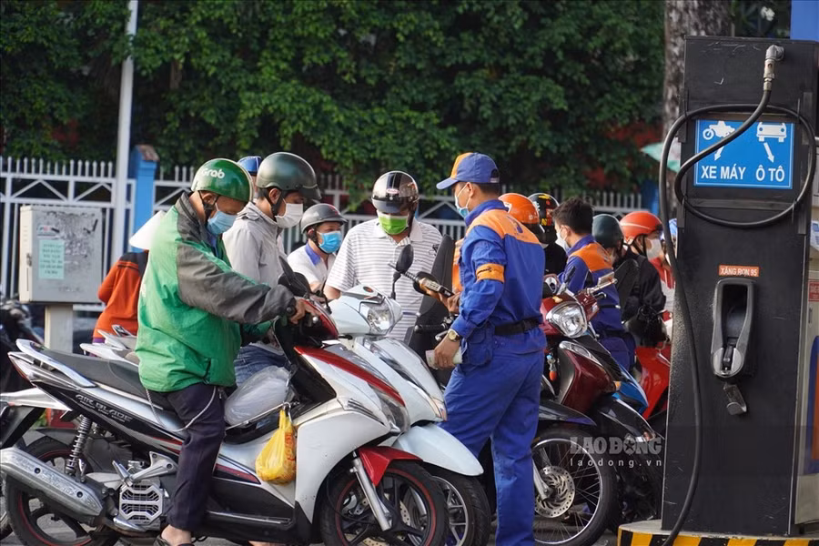 Cứ mỗi 100 đồng đổ xăng, người dân đang 