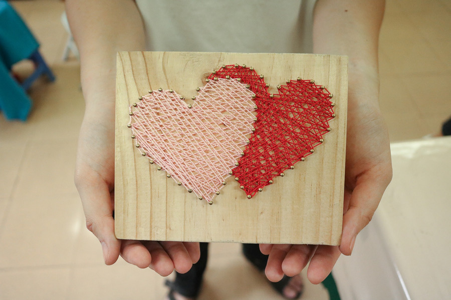 Tranh đinh, chỉ tạo hình trái tim cuốn hút người xem bởi sự kỳ công và kiên nhẫn của nghệ nhân. Ảnh: Ngọc Long