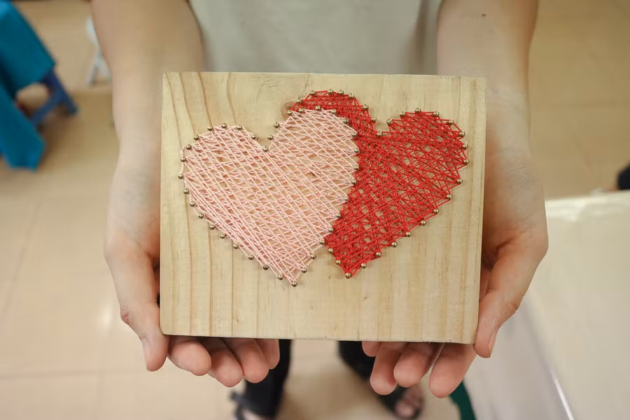 Tranh đinh, chỉ tạo hình trái tim cuốn hút người xem bởi sự kỳ công và kiên nhẫn của nghệ nhân. Ảnh: Ngọc Long