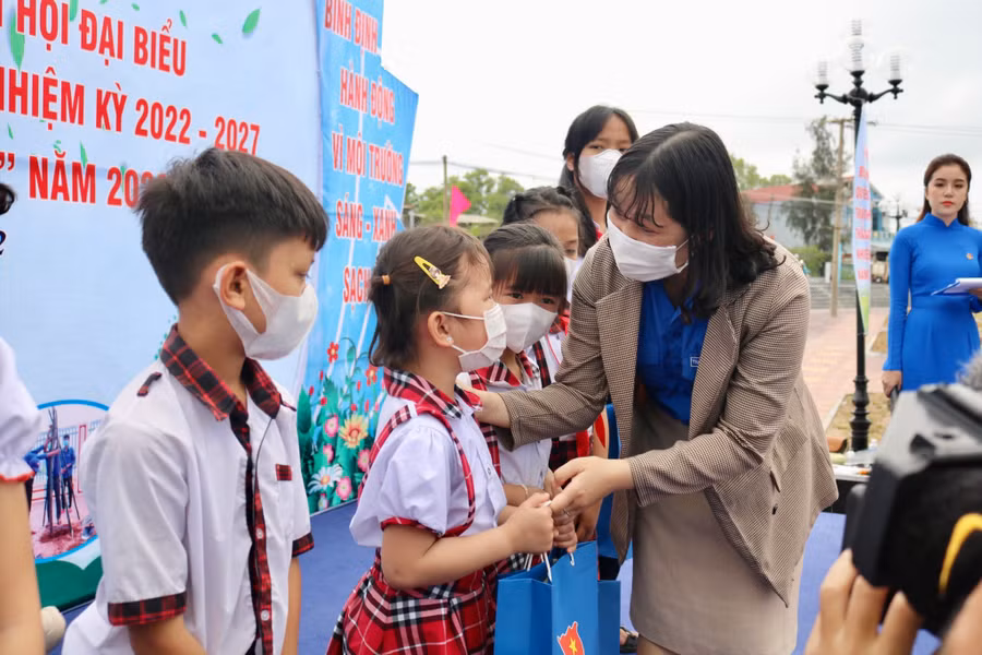 Chị Huỳnh Thị Thanh Nguyệt, Phó bí thư Tỉnh đoàn Bình Định, trao học bổng cho học sinh Mỹ An. Ảnh: Cẩm Vân