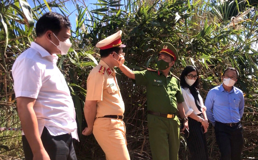 Đại tá Lê Văn Hà-Phó Giám đốc Công an tỉnh thông tin bước đầu về công tác khám nghiệm hiện trường vụ tai nạn. Ảnh: Lê Hòa