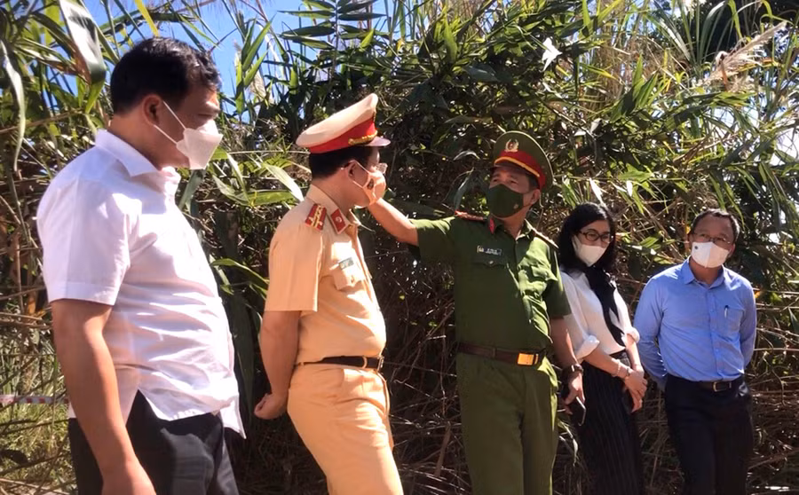 Đại tá Lê Văn Hà-Phó Giám đốc Công an tỉnh thông tin bước đầu về công tác khám nghiệm hiện trường vụ tai nạn. Ảnh: Lê Hòa