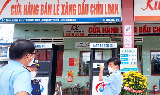 Ngành chức năng Bình Định tổ chức giám sát, kiểm tra đột xuất tại 1 cửa hàng xăng dầu ở huyện Tuy Phước, Bình Định. Ảnh: PHƯƠNG THẢO