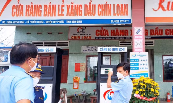 Ngành chức năng Bình Định tổ chức giám sát, kiểm tra đột xuất tại 1 cửa hàng xăng dầu ở huyện Tuy Phước, Bình Định. Ảnh: PHƯƠNG THẢO