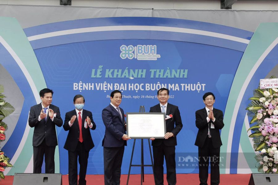 Đại diện Bộ Y tế trao quyết định cho đại diện lãnh đạo Bệnh viện Đại học Buôn Ma Thuột. Ảnh: Phương Hằng