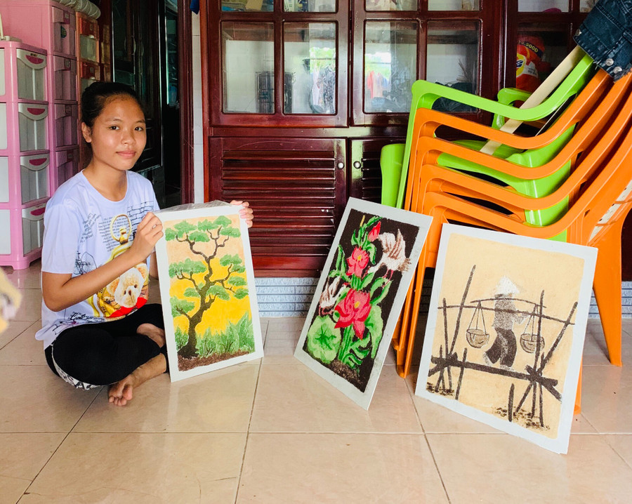 Những bức tranh sinh động từ mùn cưa của nhóm học sinh lớp 9 Trường THCS Long Thạnh. Ảnh: Thanh Duy 
