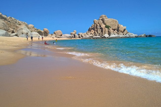 Biển Sơn Hải địa điểm du lịch Ninh Thuận thu hút du khách. Ảnh: dulichninhthuan.