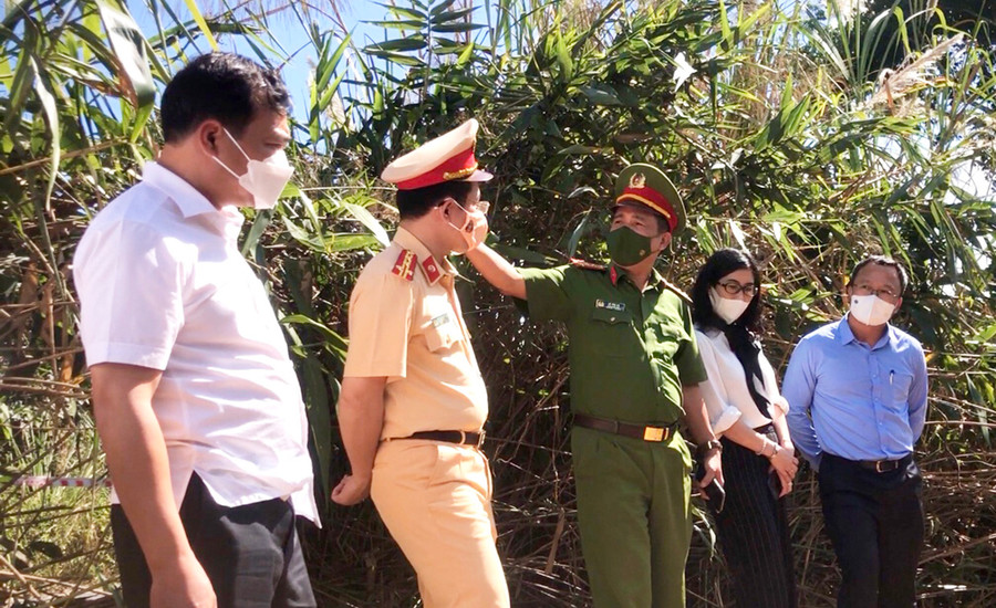 Đại tá Lê Văn Hà-Phó Giám đốc Công an tỉnh thông tin bước đầu về công tác khám nghiệm hiện trường vụ tai nạn. Ảnh: Lê Hòa