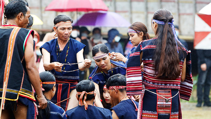 Sau lễ cưới, vợ chồng sẽ ở nhà cô dâu trong 2 năm rồi về nhà chú rể 2 năm để tri ân hai bên bố mẹ. Sau lễ cưới, vợ chồng sẽ ở nhà cô dâu trong 2 năm rồi về nhà chú rể 2 năm để tri ân hai bên bố mẹ.