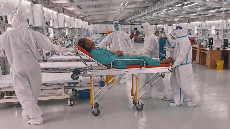 Các nhân viên y tế BV Việt Đức cấp cứu bệnh nhân tại Trung tâm hồi sức tích cực người bệnh Covid-19