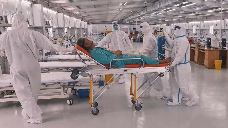 Các nhân viên y tế BV Việt Đức cấp cứu bệnh nhân tại Trung tâm hồi sức tích cực người bệnh Covid-19