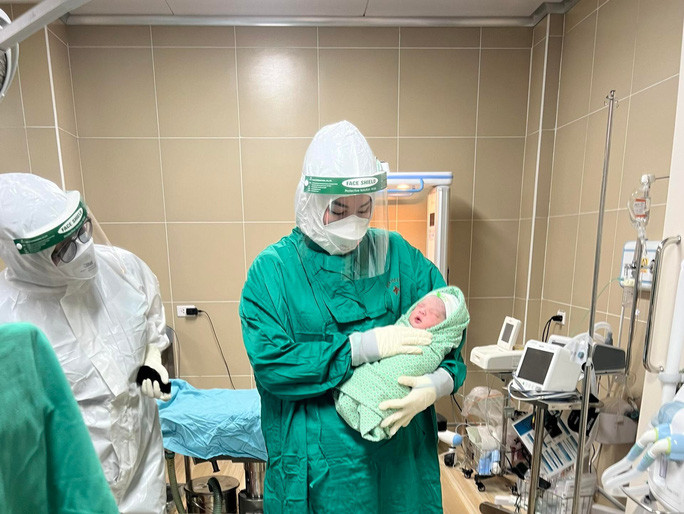 Bé trai nặng 3,3 kg con một sản phụ mắc Covid-19 chào đời khỏe mạnh trong đêm giao thừa