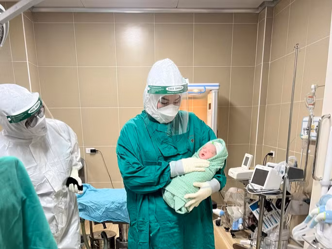 Bé trai nặng 3,3 kg con một sản phụ mắc Covid-19 chào đời khỏe mạnh trong đêm giao thừa