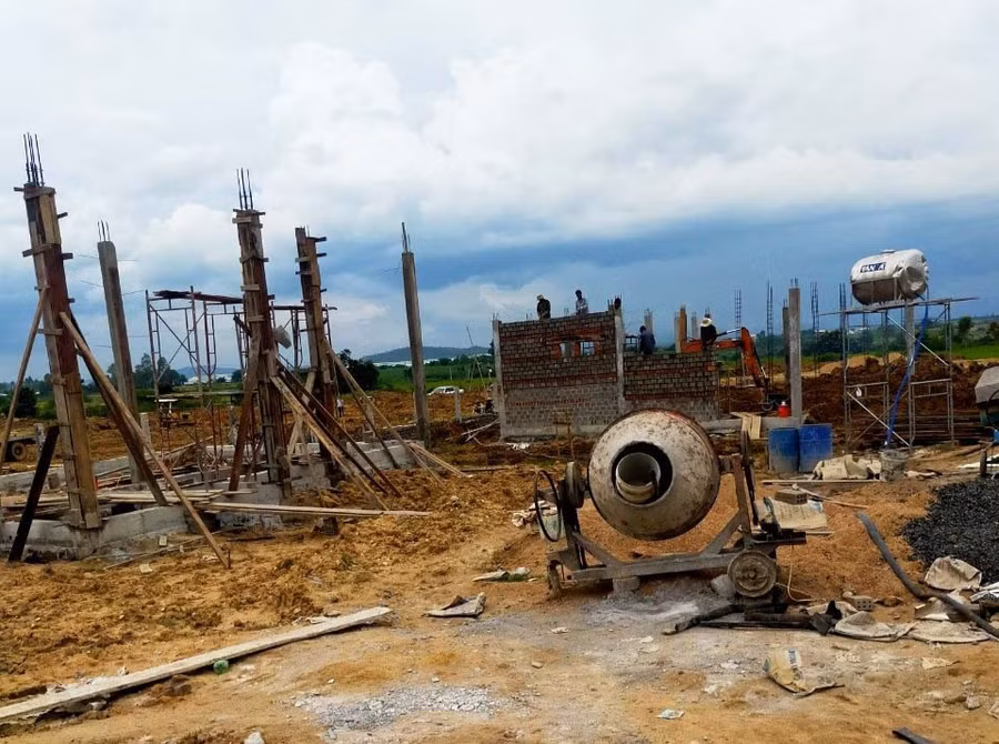 Còn 37 hộ dân đang xây dựng nhà cửa để chuyển vào khu tái định cư Drôk ở trước ngày 30-4-2022. Ảnh: Thiên Di