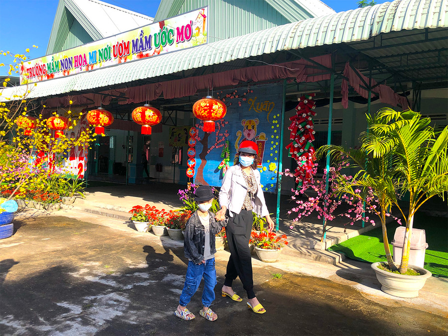 Chị Nguyễn Thị Liễu (tổ 3, phường An Phú, thị xã An Khê) phấn khởi đưa con đi học. Ảnh: Ngọc Minh Chị Nguyễn Thị Liễu (tổ 3, phường An Phú, thị xã An Khê) phấn khởi đưa con đi học. Ảnh: Ngọc Minh