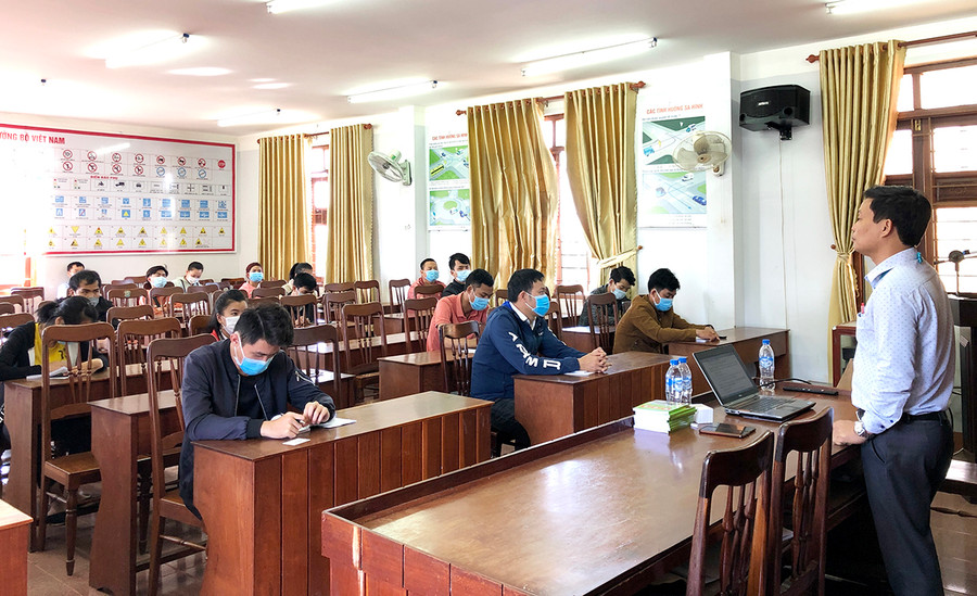 2 Lớp học lý thuyết tại Trung tâm Đào tạo và Sát hạch lái xe (Công ty cổ phần Xây dựng và Vận tải Gia Lai) thực hiện giãn cách, đeo khẩu trang phòng dịch bệnh Covid-19. Ảnh: Lê Hòa