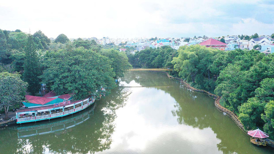 Không gian xanh tại hồ Diên Hồng (TP. Pleiku). Ảnh: Quang Tấn