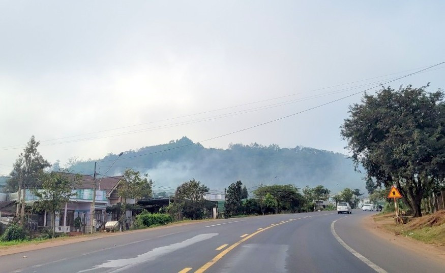 Các lò sấy cà phê ở Đắk Mil gây ô nhiễm khói bụi. Ảnh: Phan Tuấn Các lò sấy cà phê ở Đắk Mil gây ô nhiễm khói bụi. Ảnh: Phan Tuấn