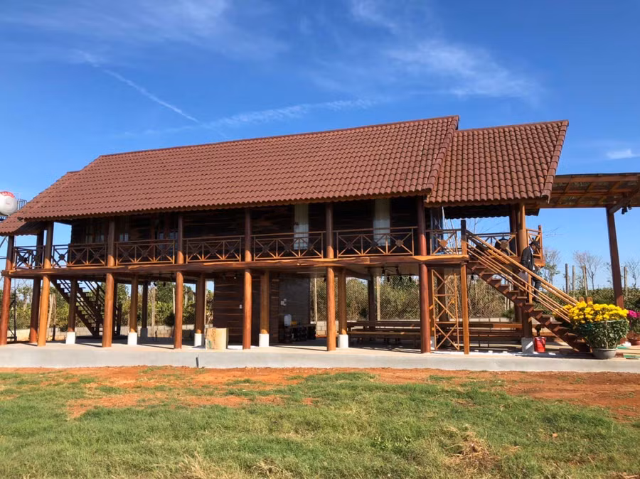 Ngôi nhà sàn do anh Ksor Đức và các nghệ nhân thi công. Ảnh: Phương Duyên