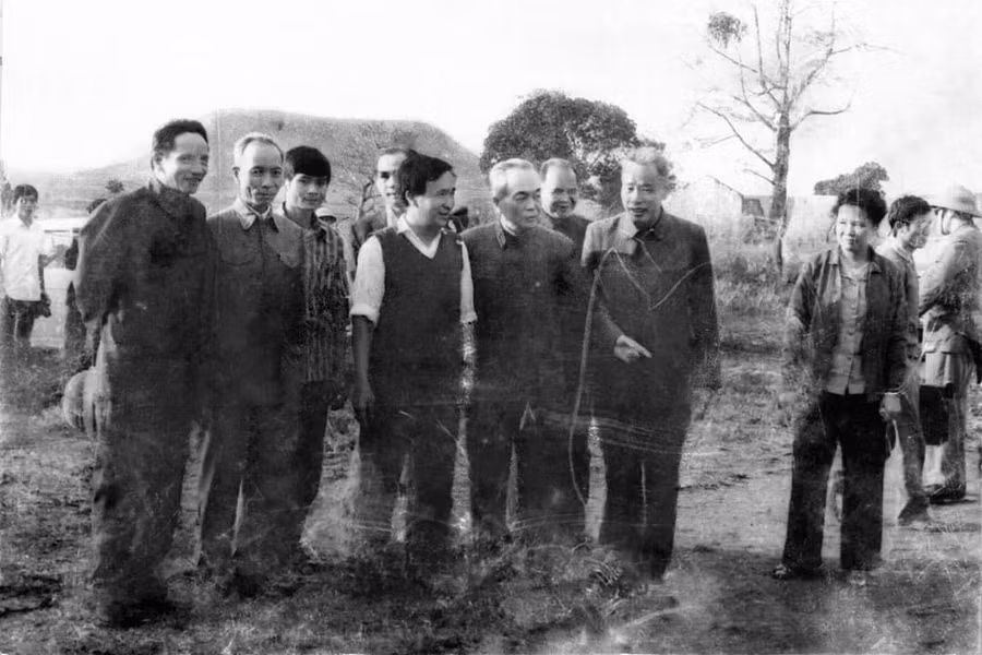 Đại tướng Võ Nguyên Giáp thăm Trạm Nghiên cứu chống xói mòn đất nông nghiệp Tây Nguyên năm 1980 (ảnh do ông Trương Văn Luận cung cấp)
