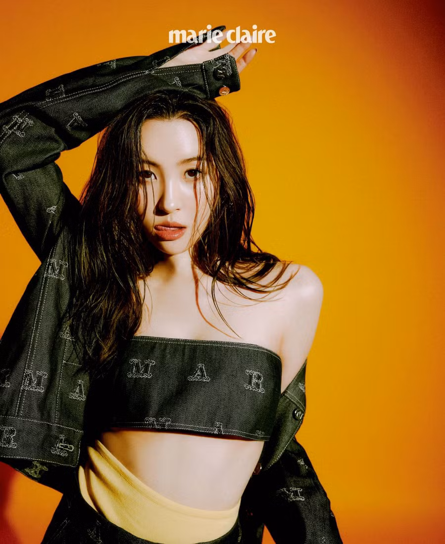 Năm 2017, sau khi Wonder Girls tan rã, Sunmi rời JYP và phát hành ca khúc Gashina. Cũng nhờ lần tái xuất này, tên tuổi Sunmi một lần nữa nổi lên như diều gặp gió. Vũ đạo Gashina trở nên thịnh hành tại nhiều quốc gia và mang về cho cô nhiều giải thưởng lớn nhỏ. Ảnh: MARIE CLAIRE