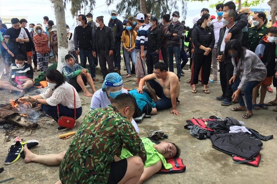 Cấp cứu nạn nhân tại vụ tai nạn chìm tàu tại Cửa Đại. Ảnh: GT