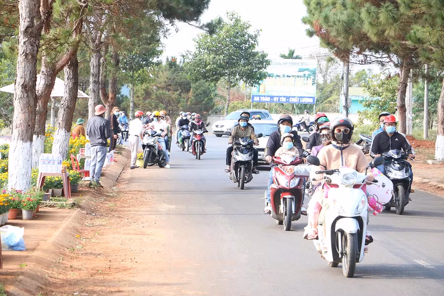 Người dân TP. Pleiku tấp nập ra Nghĩa trang TP. Pleiku để tảo mộ. Ảnh: Quang Tấn 