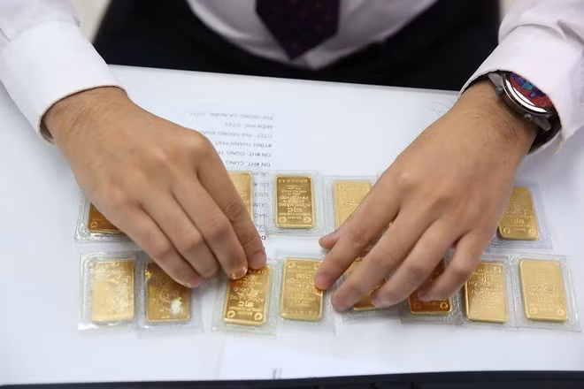 Vàng miếng SJC sáng 25.2 tăng ngược thế giới. Ảnh: Ngọc Thắng