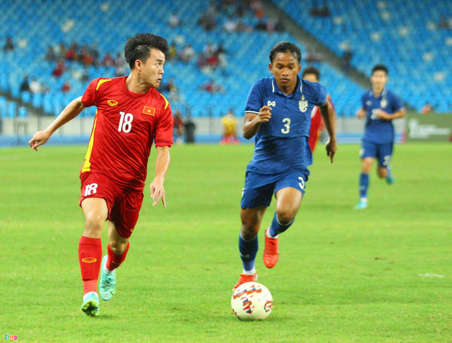 Các cầu thủ U23 Việt Nam (bìa trái) đã chơi quả cảm trước U23 Thái Lan. Ảnh: Zing