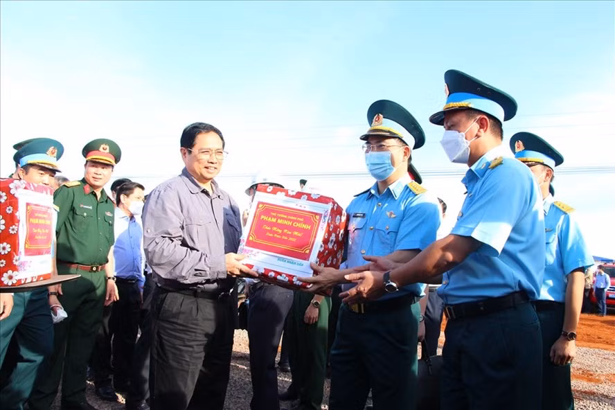 Thủ tướng Phạm Minh Chính thăm hỏi động viên và tặng quà cho các kỹ sư, công nhân làm việc tại công trường. Ảnh: Hà Anh Chiến