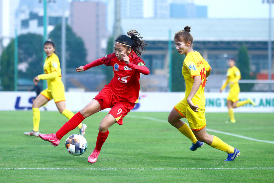 Các cầu thủ nữ cần được thi đấu nhiều để nâng cao hơn nữa sức mạnh và trình độ. Ảnh: Minh Tú