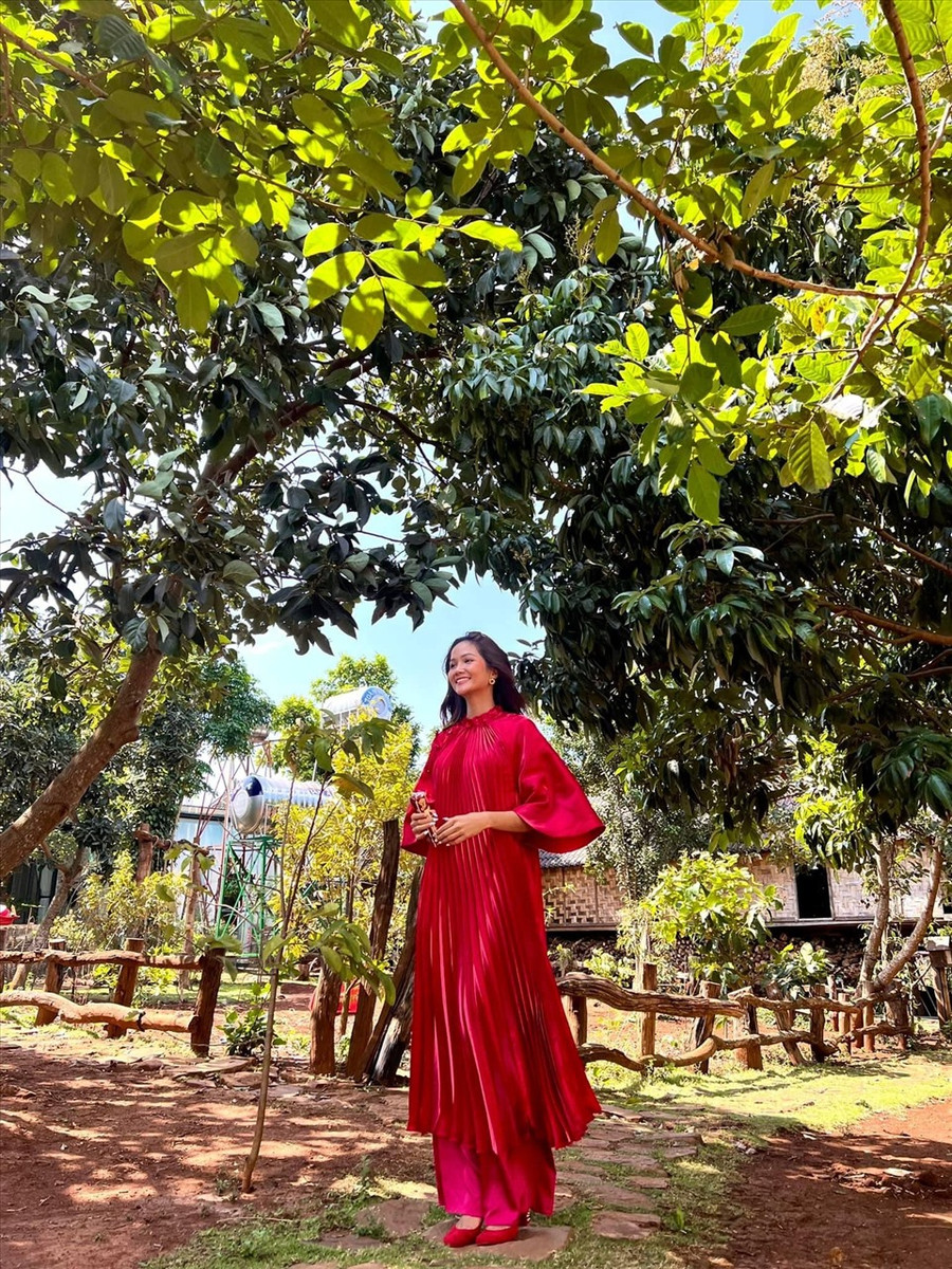 Hoa hậu H'Hen Niê nổi bật với bộ áo dài cách tân phá cách. Ảnh: FBNV Hoa hậu H'Hen Niê nổi bật với bộ áo dài cách tân phá cách. Ảnh: FBNV