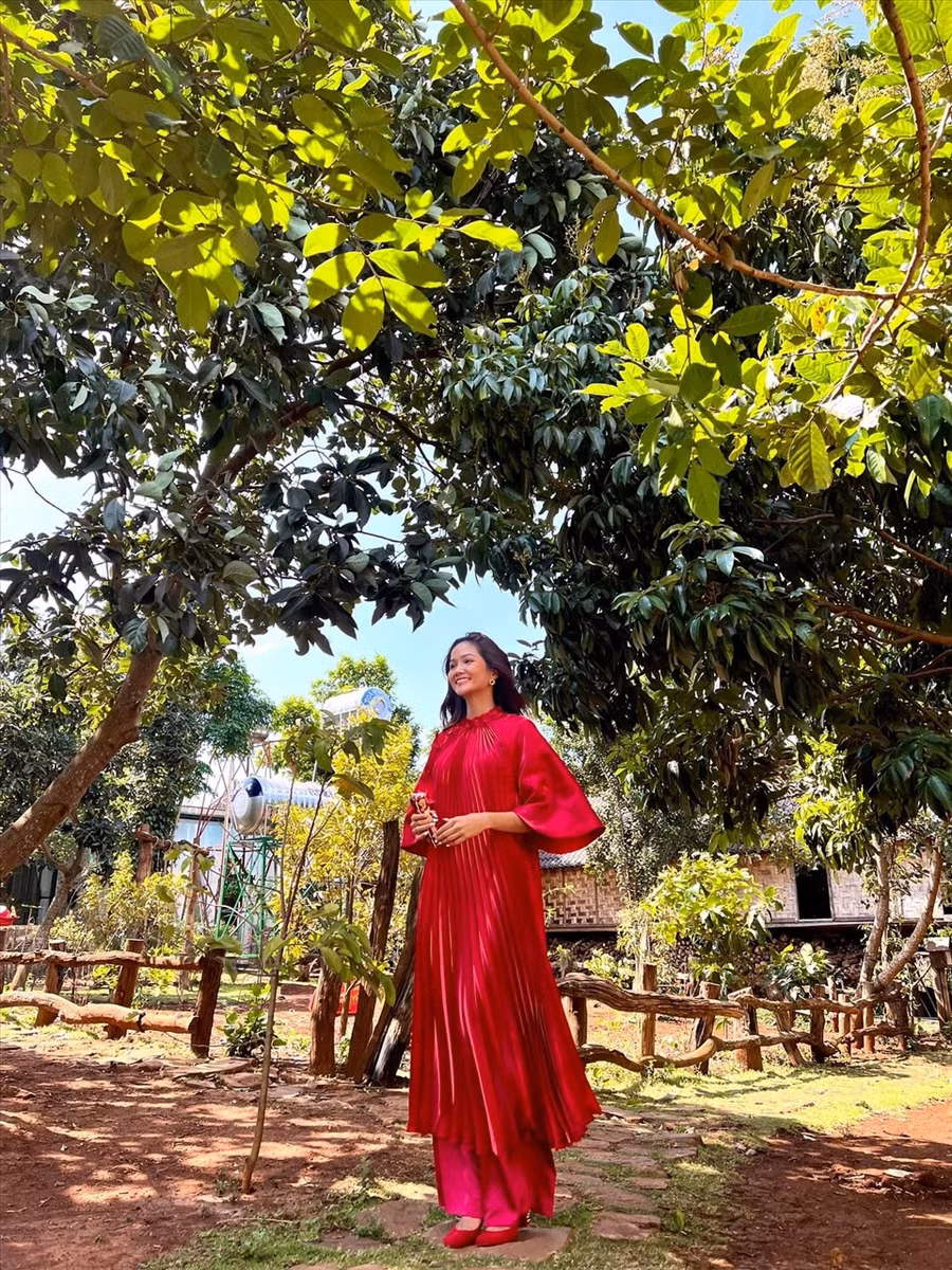 Hoa hậu H'Hen Niê nổi bật với bộ áo dài cách tân phá cách. Ảnh: FBNV Hoa hậu H'Hen Niê nổi bật với bộ áo dài cách tân phá cách. Ảnh: FBNV