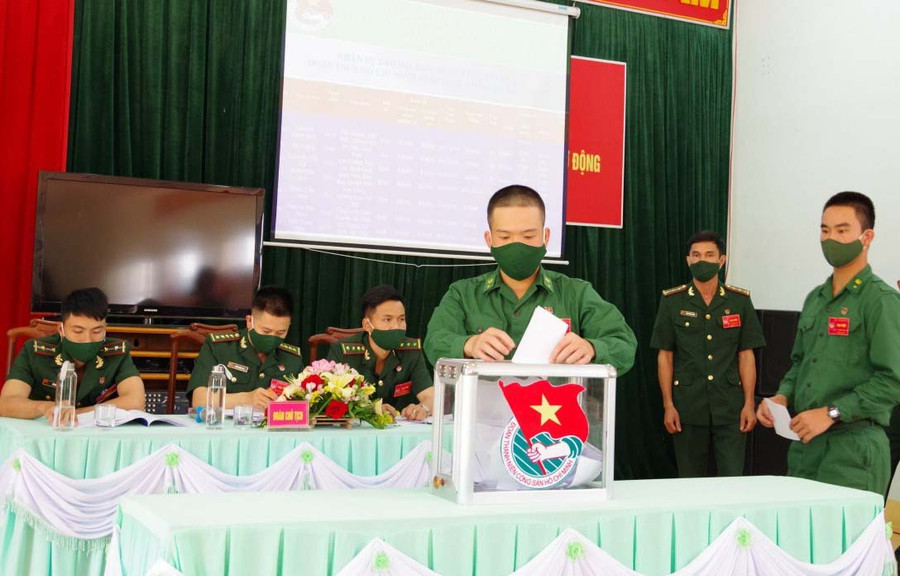 Các đại biểu bỏ phiếu bầu Ban Chấp hành nhiệm kỳ 2022-2027. Ảnh: Anh Huy