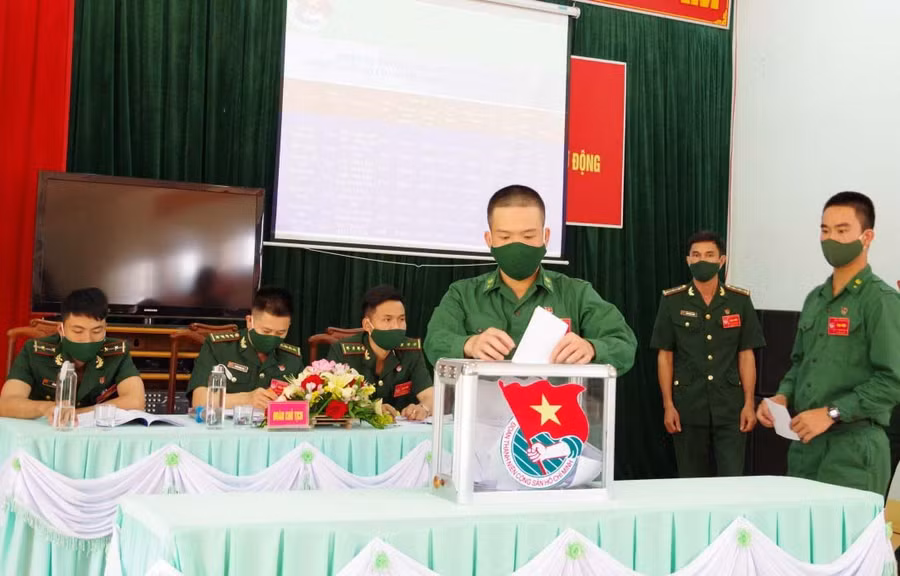 Các đại biểu bỏ phiếu bầu Ban Chấp hành nhiệm kỳ 2022-2027. Ảnh: Anh Huy