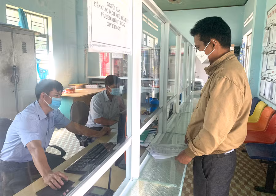 Do đang vào vụ thu hoạch nông sản nên lượng người dân tới liên hệ công việc tại bộ phận một cửa (xã Ia Kdăm, huyện Ia Pa) không nhiều. Ảnh: Vũ Chi