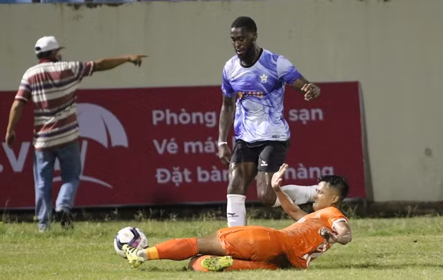 Christian Osaguona ghi bàn giúp Đà Nẵng chiến thắng. Ảnh: Định Tuấn