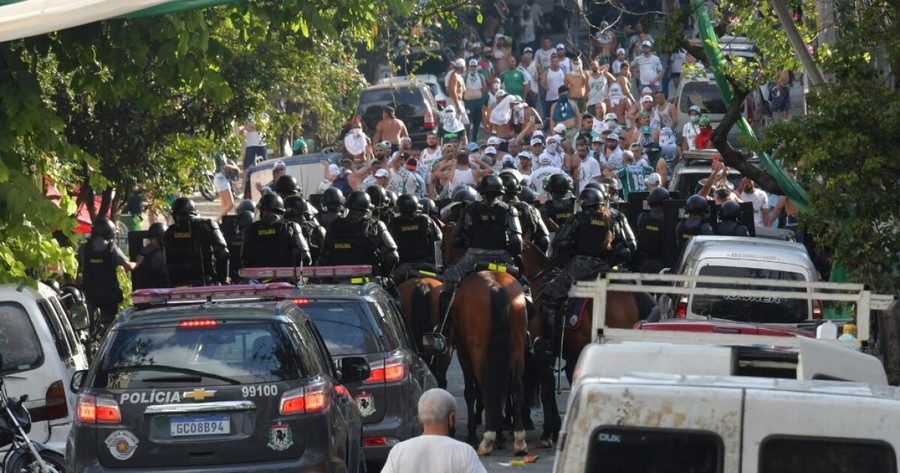 Lực lượng an ninh phải can thiệp khi CĐV của Palmeiras làm loạn. Ảnh chụp màn hình Lực lượng an ninh phải can thiệp khi CĐV của Palmeiras làm loạn. Ảnh chụp màn hình