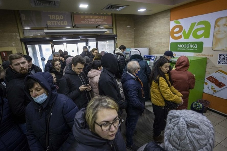 Người dân Nga và Ukraina đổ xô rút tiền mặt. Ảnh: Getty